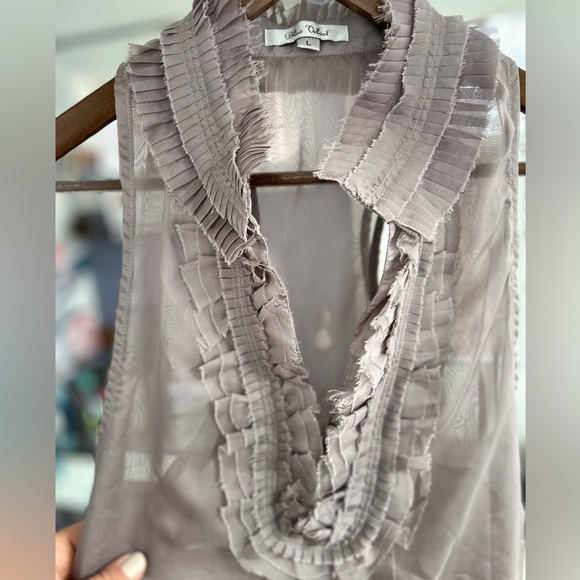 Delicate and feminine grey flowy tank blouse. - Picture 2 of 6